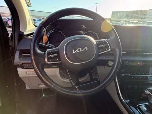 Used 2022 Kia Carnival EX FWD image 11
