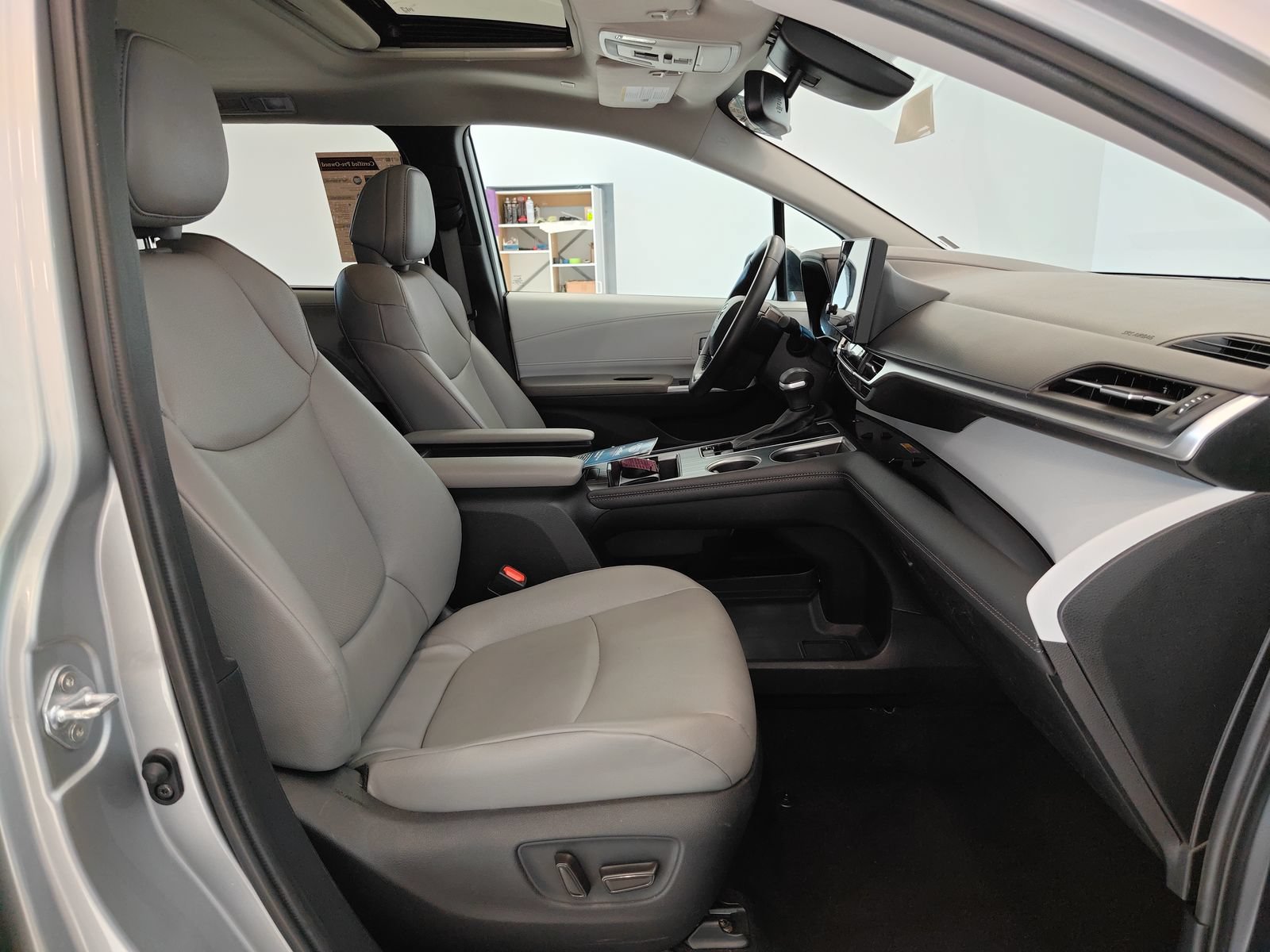 Used 2025 Toyota Sienna XLE FWD image 20