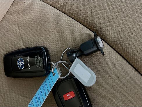 Used 2022 Toyota RAV4 XLE image 36