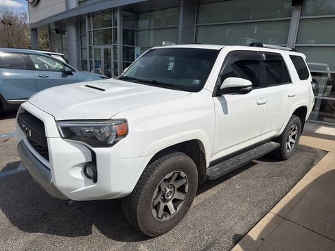 Used 2018 Toyota 4Runner TRD Off-Road Premium AWD/4WD image 2