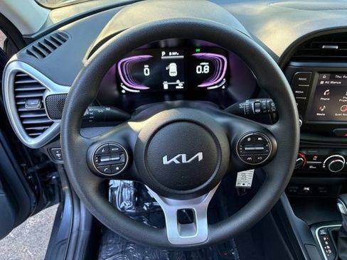 Used 2025 Kia Soul LX w/ LX Technology Package FWD image 23