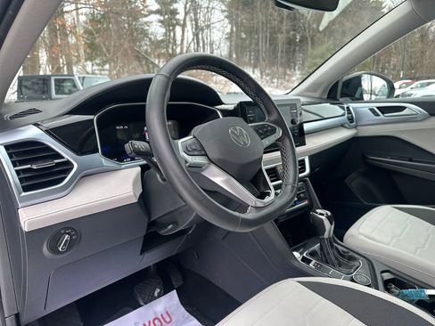 Used 2025 Volkswagen Taos SE w/ Panoramic Sunroof Package image 6