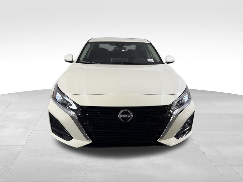 Used 2025 Nissan Altima 2.5 SV w/ SV Special Edition Package FWD image 3