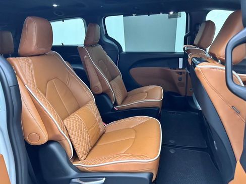 New 2026 Chrysler Pacifica Pinnacle image 16
