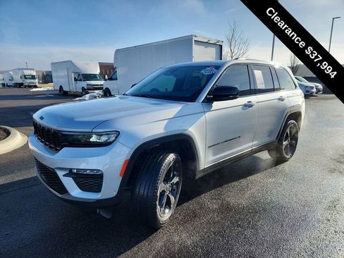 Used 2025 Jeep Grand Cherokee Limited w/ Luxury Tech Group II AWD/4WD image 4