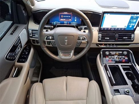 Used 2024 Lincoln Navigator Reserve image 11