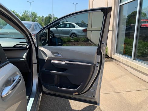 Used 2022 Toyota Sienna XLE AWD/4WD image 38