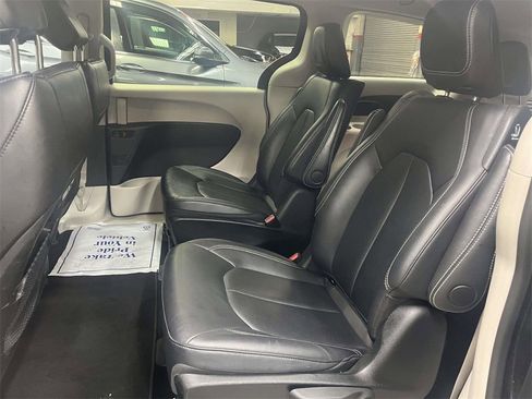 Used 2024 Chrysler Pacifica Select image 13