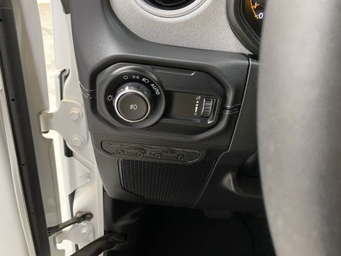 Used 2025 Jeep Wrangler Sahara image 34