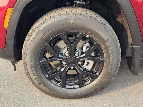 New 2025 Jeep Grand Cherokee Altitude image 8