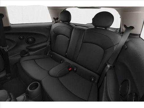 Used 2025 MINI Cooper 4-Door Hardtop image 9