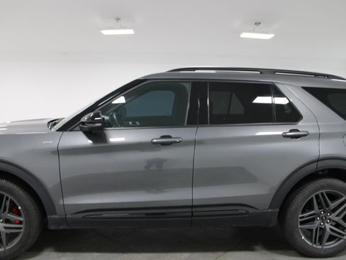 Used 2025 Ford Explorer ST-Line w/ ST-Line Street Pack AWD/4WD image 6