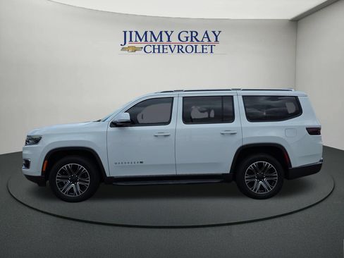 Used 2022 Jeep Wagoneer Series III RWD image 2