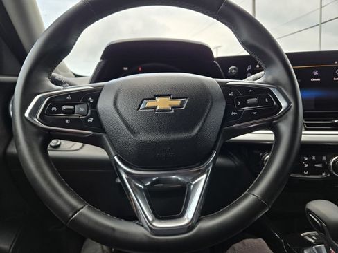 Used 2025 Chevrolet Trax LT w/ LT Convenience Package FWD image 16