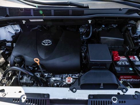 Used 2020 Toyota Sienna LE w/ Carpet Mat Package FWD image 17