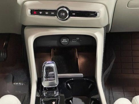 Used 2025 Volvo XC40 B5 Ultra image 18