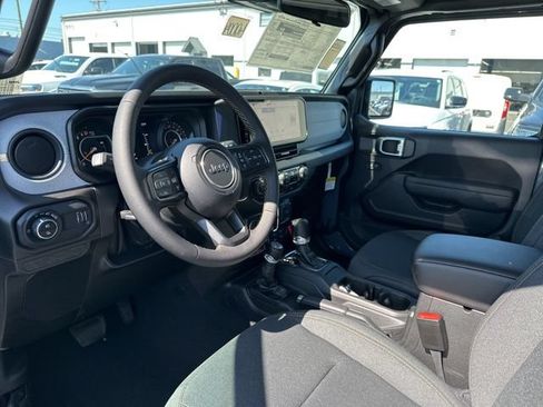Used 2024 Jeep Gladiator Sport AWD/4WD image 9