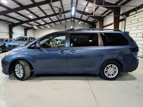 Used 2017 Toyota Sienna XLE image 4
