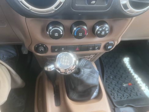 Used 2015 Jeep Wrangler Unlimited Sahara w/ Dual Top Group AWD/4WD image 9