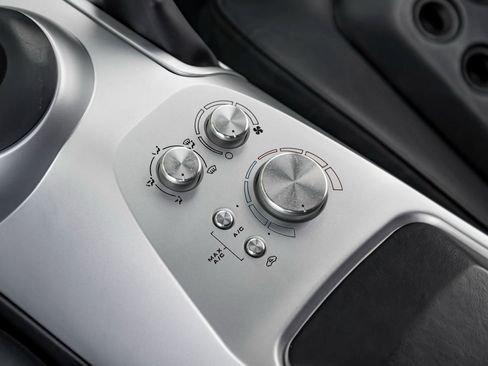 Used 2005 Ford GT image 23