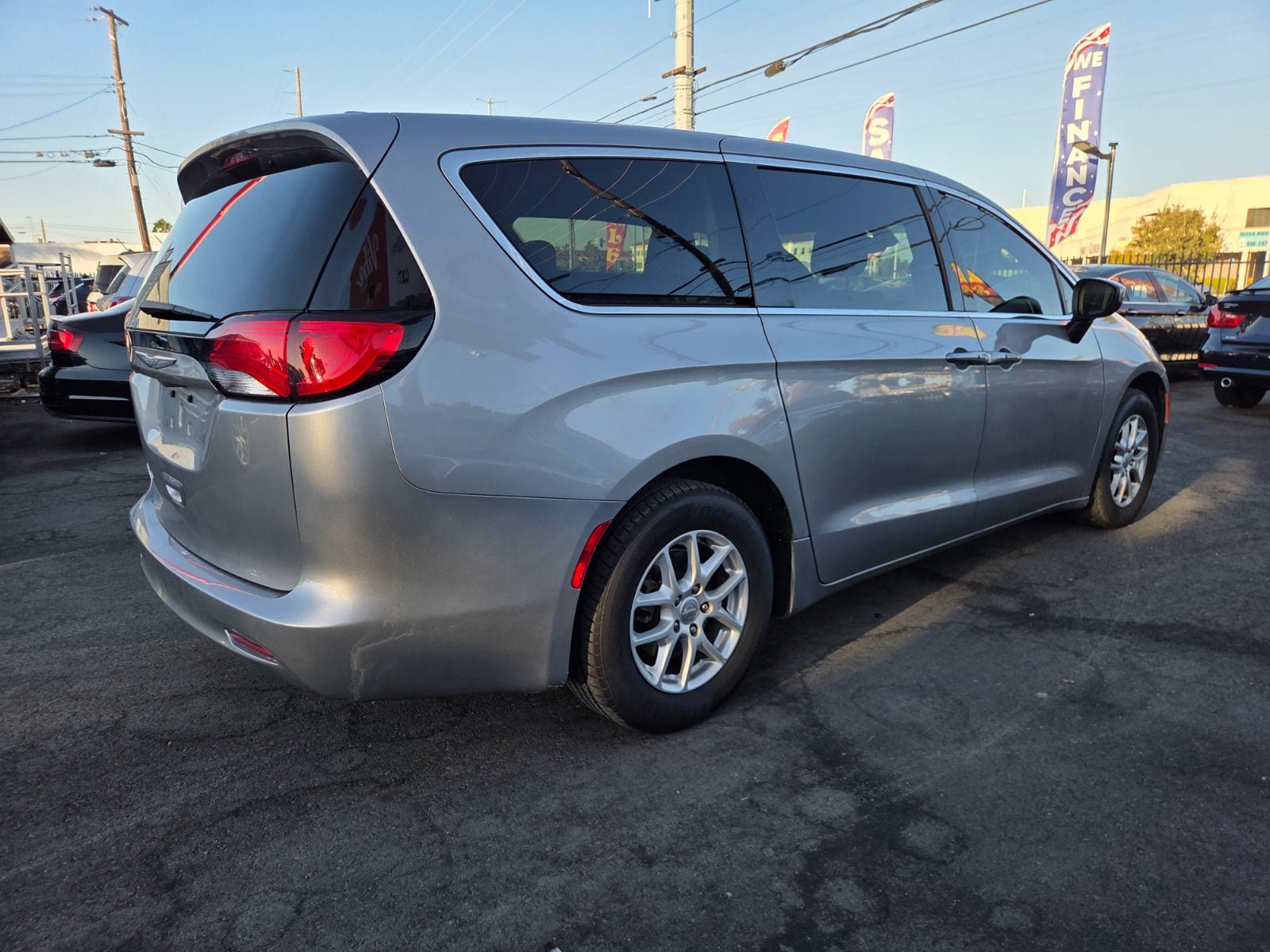 Used 2017 Chrysler Pacifica Touring FWD image 4