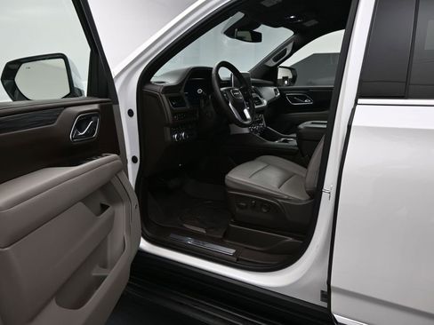 Certified 2024 GMC Yukon SLT w/ SLT Luxury Package image 11