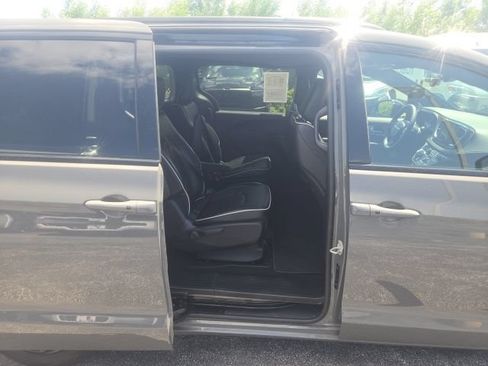 Used 2024 Chrysler Pacifica Limited FWD image 20