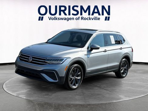 Used 2023 Volkswagen Tiguan SE w/ Panoramic Sunroof Package FWD image 2