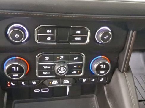 Used 2022 Chevrolet Suburban High Country AWD/4WD image 28