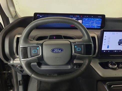 Used 2025 Ford Expedition Active image 12