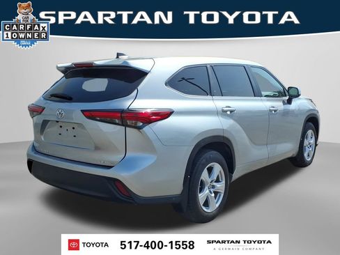 Used 2023 Toyota Highlander LE AWD/4WD image 7