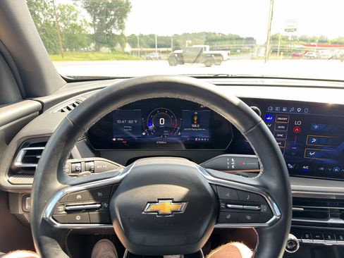 Used 2025 Chevrolet Traverse LT FWD image 27