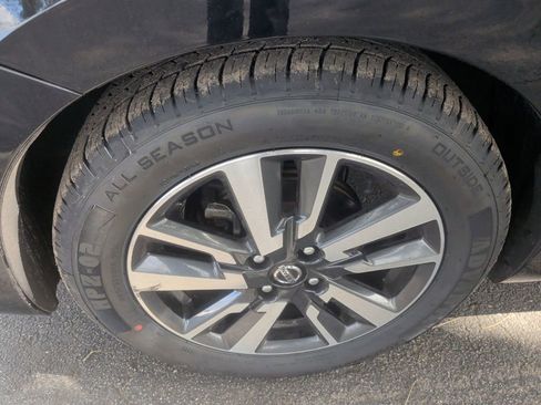 Used 2021 Nissan Versa SV image 10