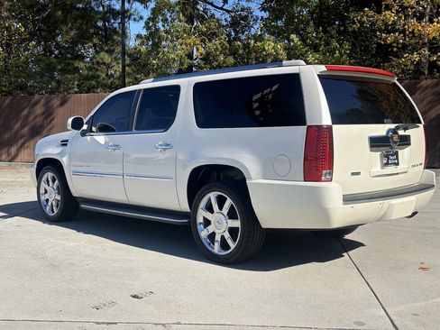 Used 2010 Cadillac Escalade ESV Luxury image 16