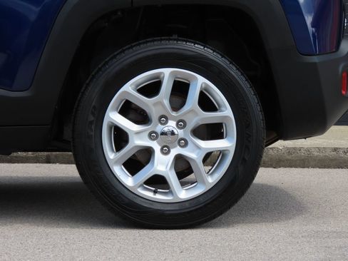 Used 2018 Jeep Renegade Latitude w/ UConnect 8.4 Nav Group FWD image 15