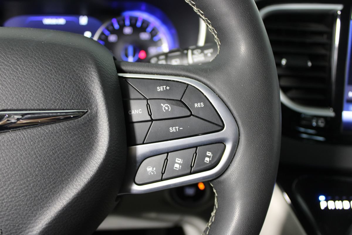 Used 2024 Chrysler Pacifica Touring-L FWD image 15