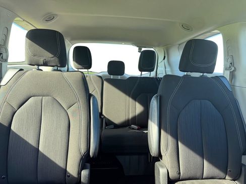 Used 2023 Chrysler Voyager LX FWD image 9