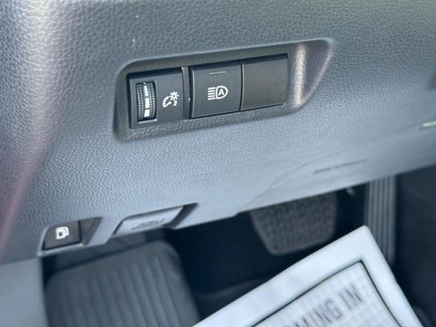 Used 2022 Toyota RAV4 LE AWD/4WD image 16