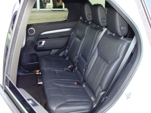 Used 2020 Land Rover Discovery Landmark image 8