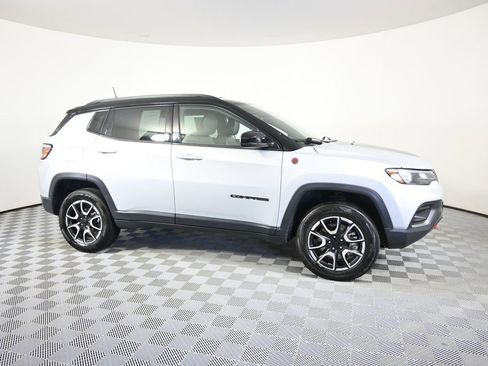 Used 2024 Jeep Compass Trailhawk AWD/4WD image 8