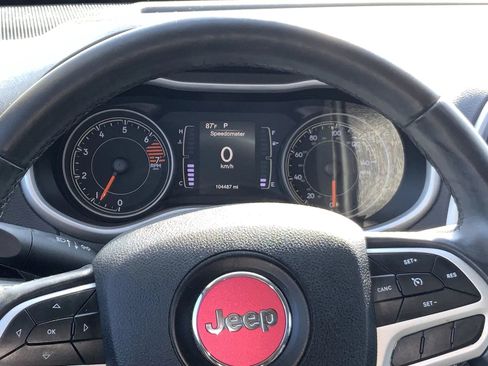 Used 2018 Jeep Cherokee Latitude Plus FWD image 10