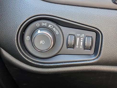 Used 2023 Jeep Renegade Latitude AWD/4WD image 17