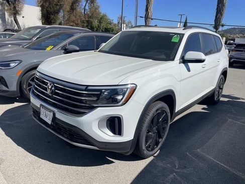 Used 2025 Volkswagen Atlas SE FWD image 2