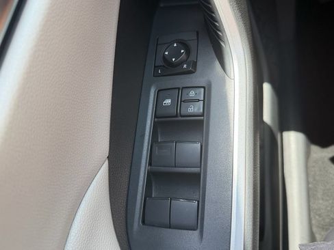 Used 2020 Toyota RAV4 XLE w/ Convenience Package FWD image 32