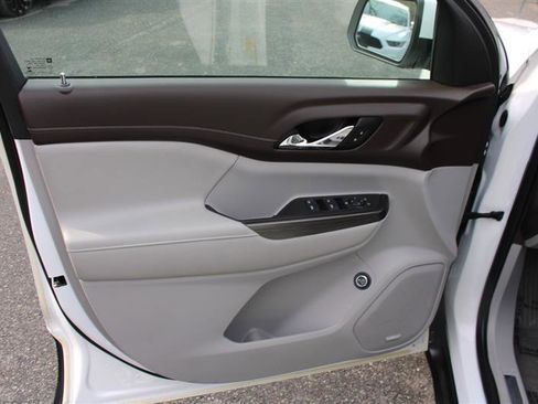 Used 2020 GMC Acadia SLT w/ Driver Alert Package II image 12