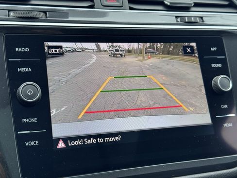 Used 2021 Volkswagen Tiguan SE w/ Panoramic Sunroof Package image 11