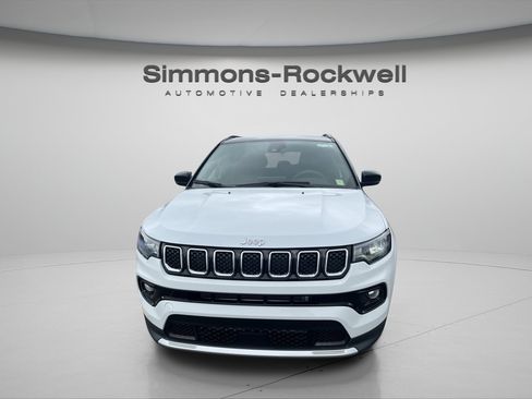 Used 2023 Jeep Compass Limited w/ Sun and Sound Group AWD/4WD image 9