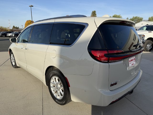 Used 2021 Chrysler Pacifica Touring-L w/ Uconnect Theater Family Group FWD image 7
