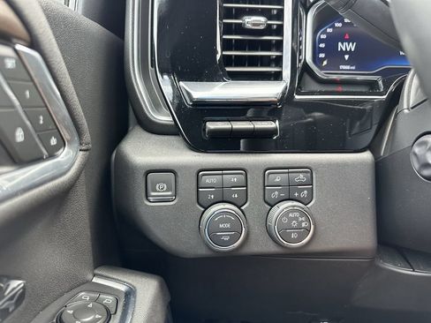 Used 2025 Chevrolet Silverado 1500 High Country w/ Technology Package AWD/4WD image 29