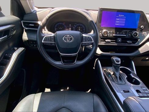 Used 2023 Toyota Highlander Limited FWD image 6